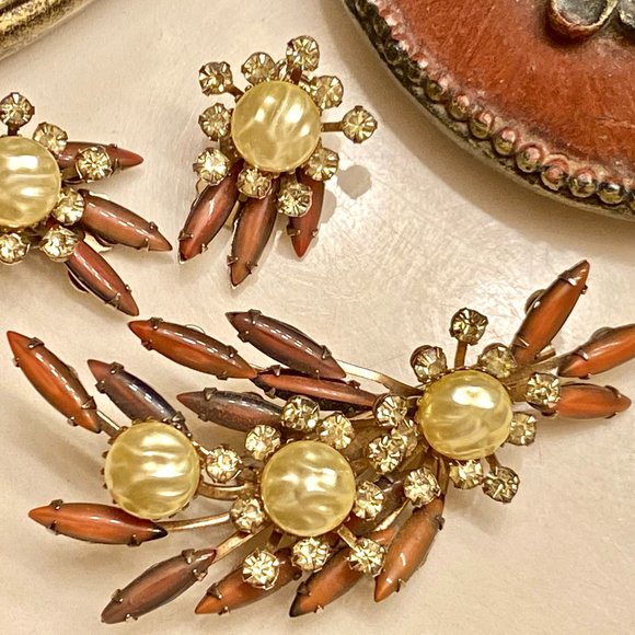 Vintage CATHE Dark Coral, rhinestones and faux pearl Brooch and Earrings Set - Picture 1 of 9